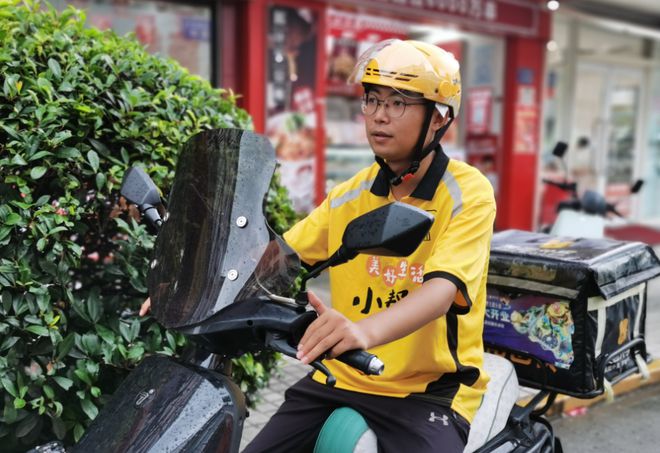 装手机支架交警：不是为难大家是为了安全j9九游真人游戏第一平台电动车不允许安(图1)
